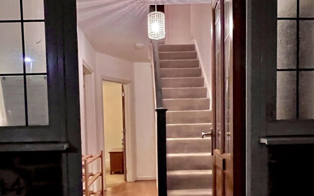 Comfy and Spacious 5-bed House in Cambridge