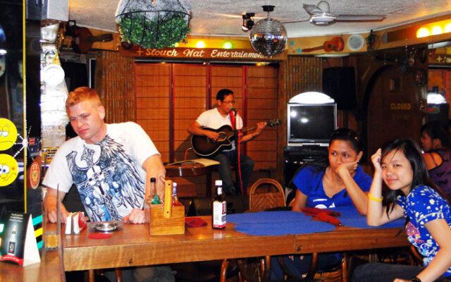 Aussie Slouch Hat Inn and Pub