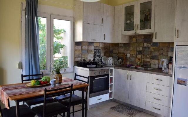 Sunny Sea-View Apartment in Halepa