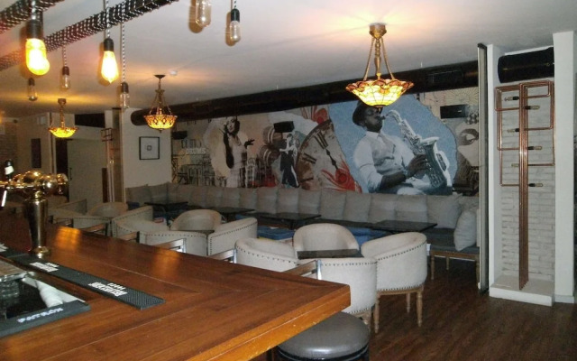 Yellow Rose Hotel