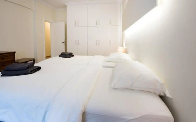 Elegant 3 bd apt, in the most prestigious area.