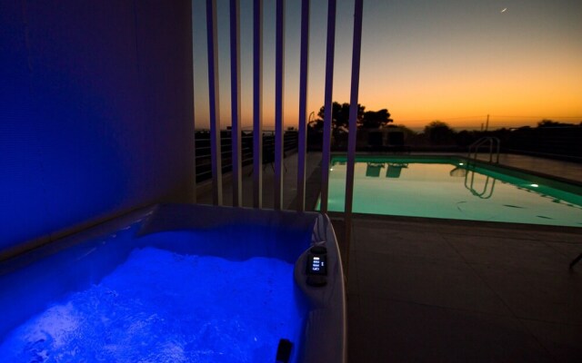 IO Luxury Pool & Hot Tub Suites