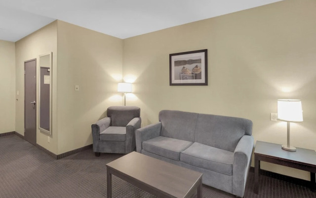 Duvernay Inn & Suites