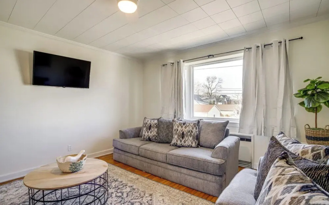 Cambridge Apt in Walkable Neighborhood