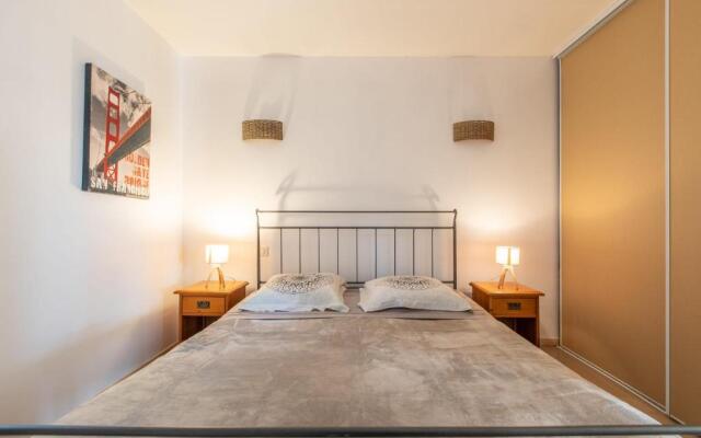 Quiet large 3-bedroom apartment with terrace, garden & incredible Mountain view