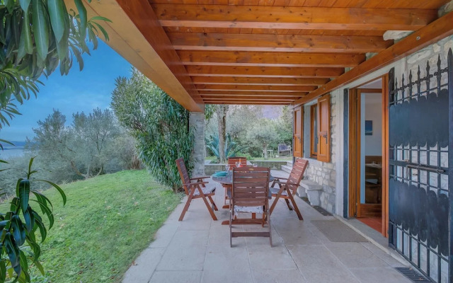 Villa Iris-lakeview & Shared Pool
