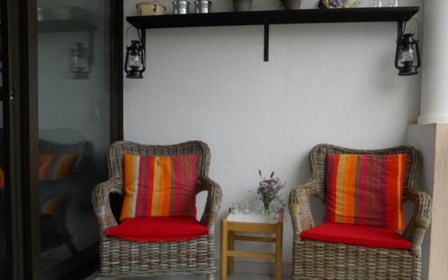 La Petite Cachette - Pool and 150m to the beach