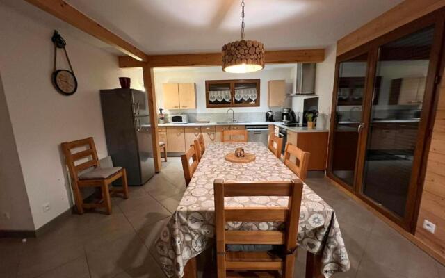 Chalet Casa de Monzel with 6-Person Jacuzzi & Panoramic View