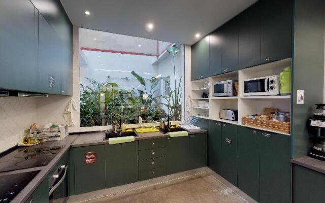 2060 The Newton Hostel & Market
