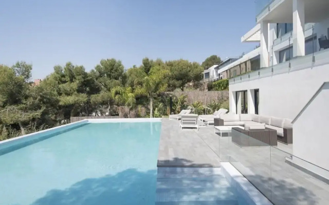 Luxurious Panoramic Spa Villa