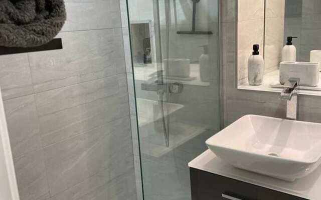 Stunning Apartment in Clifton Gardens, Westend