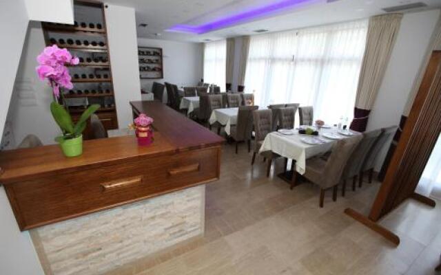 Apis Hotel