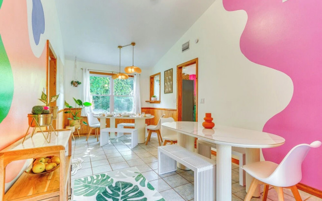 Retro-tropical Pensacola Home - 3 Mi to Downtown!