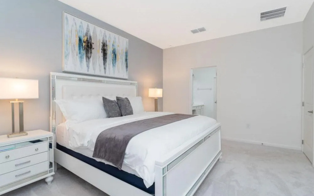 Large beautiful home by Disney