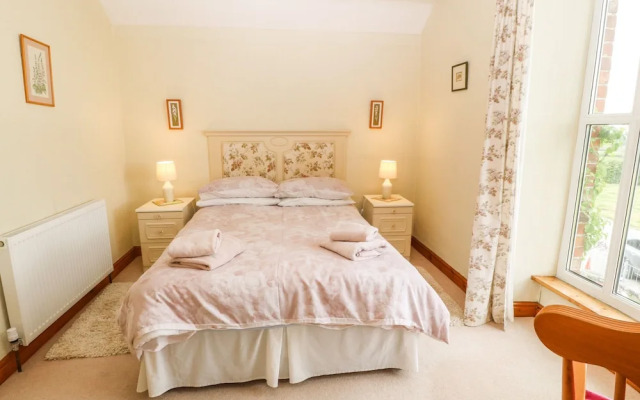 Dinas Farmhouse Annex