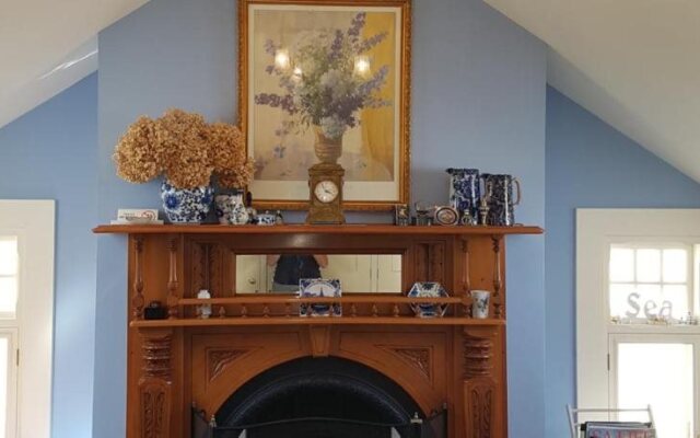 Water Bay Villa Bed and Breakfast
