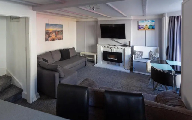 Ocean Apartment, 50 yds to Beach, Sleeps 10