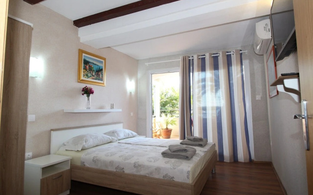Apartments and rooms Eugenia