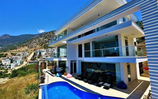 Villa Luminex by Akdenizvillam