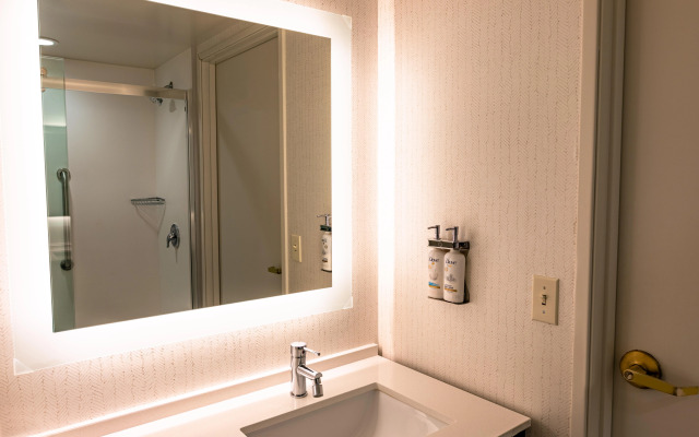 Holiday Inn & Suites Oakland Airport by IHG