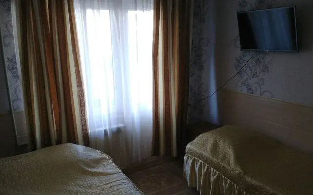 Отель Майский