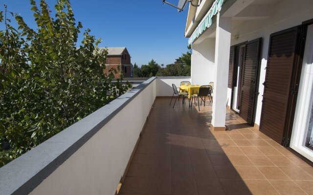 Apartment Nekic-on Quiet Location With Nice Garden