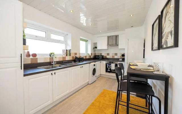 Spacious Apartment Near MCR Airport