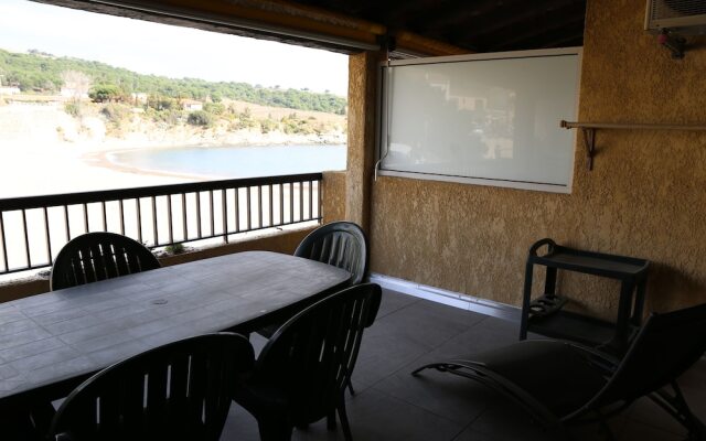 Les Pieds Dand L'Eau