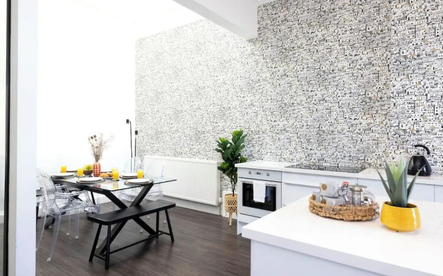 Delightful 3-bed Flat with Parking