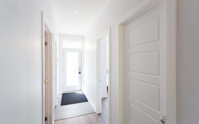 Brand New 3 Bedroom With Rooftop Patio