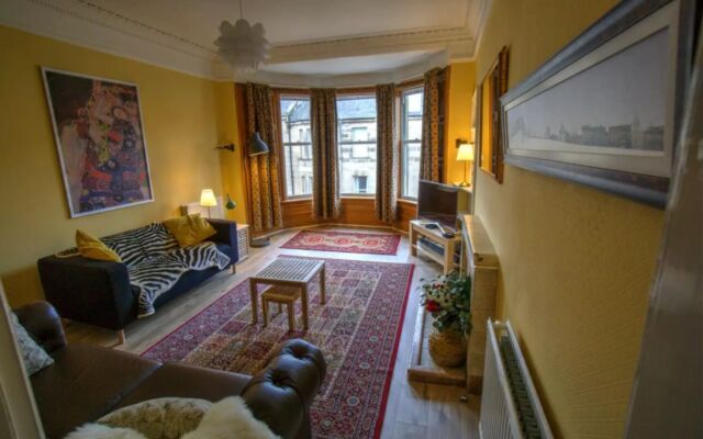 Traditional Edinburgh City Centre Flat