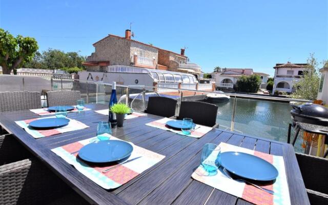 392- casa al canal con amarre y jacuzzi