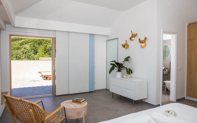 Villa Art Gallery - Six Bedroom Villa with Terrace and Swimming Pool