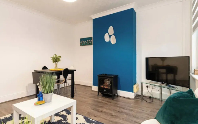 Sleek City Getaway - Walkable & Free Parking