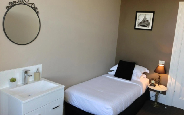 Centennial Inn on Bathurst