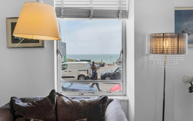 Deco Seafront - Seafront Apartment - Sleeps up to 6