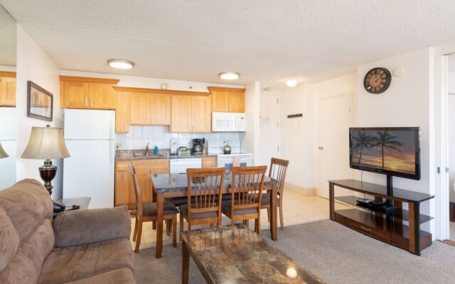 Waikiki Banyan - Pool View Tower 1 Suite 1501