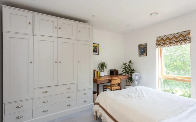 Bright 2 Bedroom Apartment Near Victoria Park