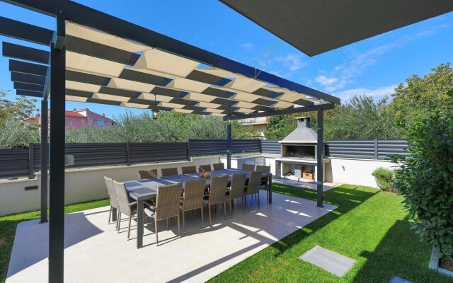 Amazing Home in Kastel Novi With Wifi and 8 Bedrooms