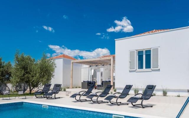 Luxurious Villa in Debeljak with Swimming Pool