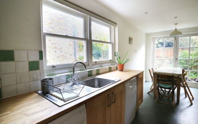 Charming 2 Bedroom House With Garden in East London