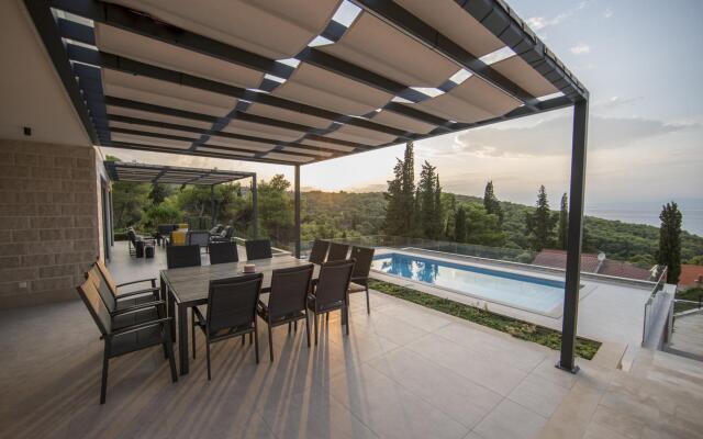 D in Postira with 7 bedrooms and 7 bathrooms