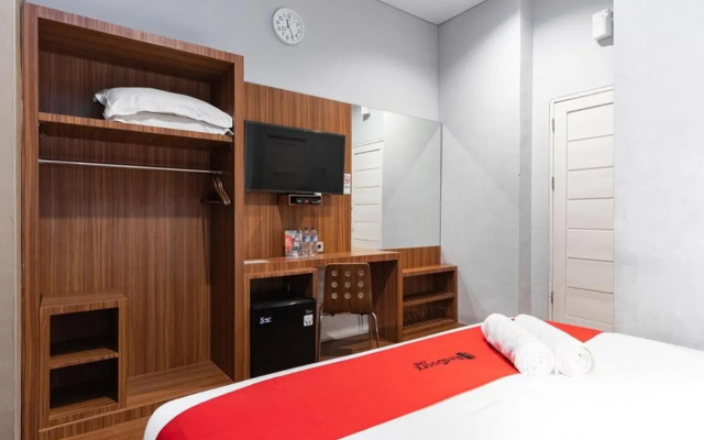 De Natio Guest House Jalan Gaharu by RedDoorz