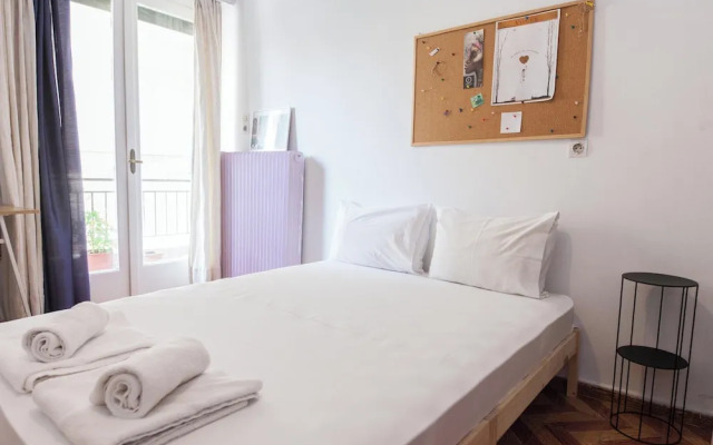 Spacious 2 Bd Pireas Apt w Cozy Balcony