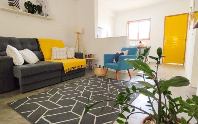 Casa de Tijolinho com Netflix e estacionamento