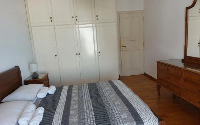 Sea view,big and comfortable appartment in Voula