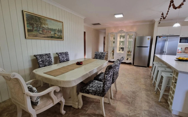 Spacious Holiday Home - Waikerie