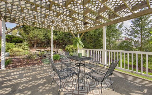 Conference Center & Pond: New Kensington Apartment