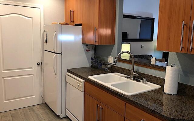 Uptown Simplicity - 3 Bedroom by Casago