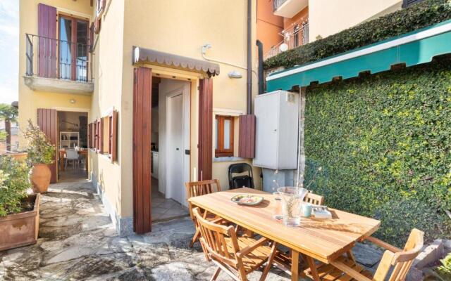 Design Apartment with Lake View!